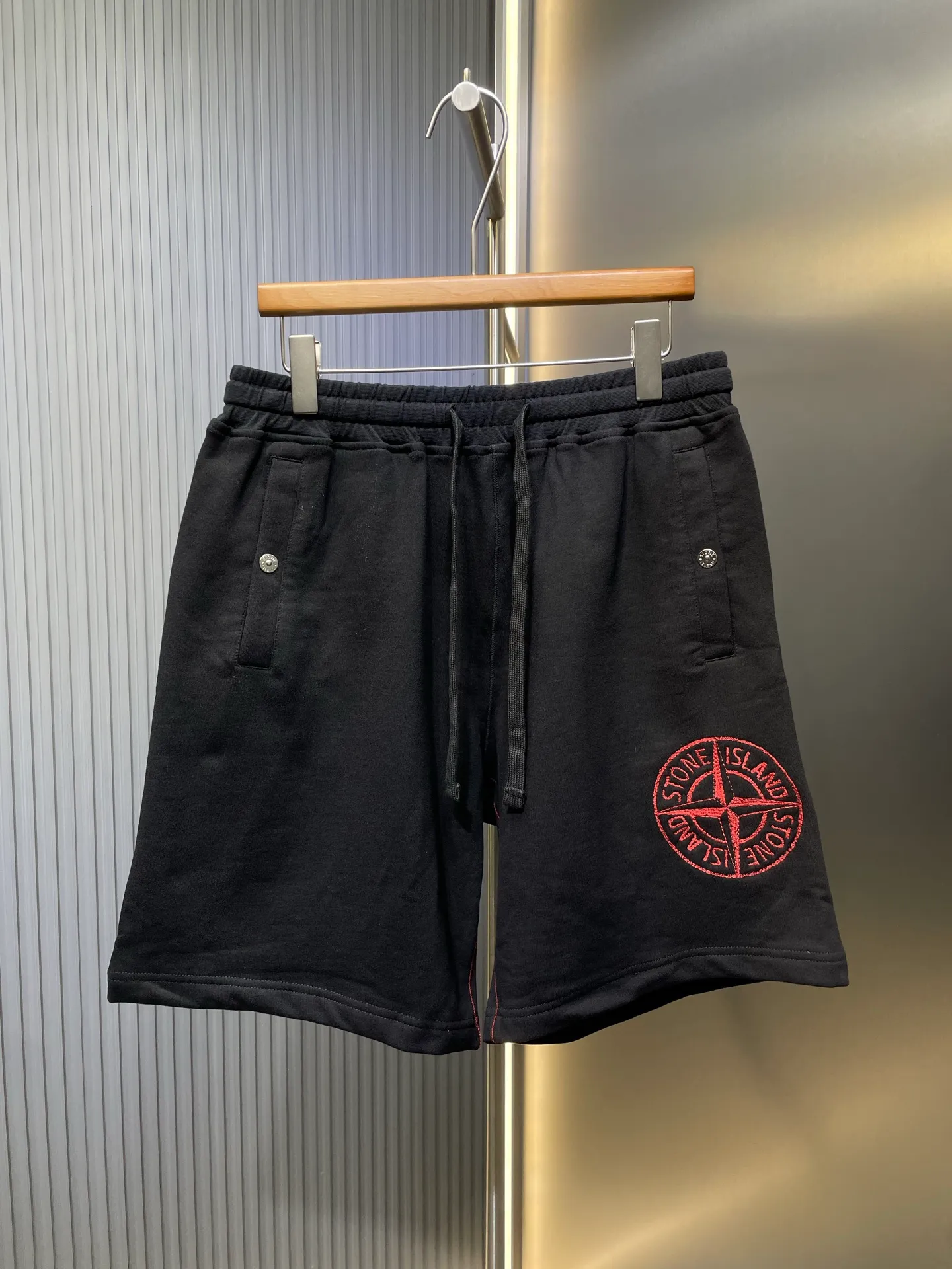 🅿️400 Stonelsland 🌟[Top Replica] Badge embroidered shorts. Customized to the purest and most luxurious terry cloth. Thick and crisp, comfortable and skin-friendly. Iconic embellishment on the side of the pants. Compass badge embroidery to highlight the brand's imprint. Stitching art. The beauty of contrasting colors. The red stitching jumps on the black base. The collision of fashion and creativity exudes irresistible charm. Process 1: Using imported machine embroidery process. Use advanced computer control system and precision mechanical components to realize the red Compass badge embroidery operation with high precision and smooth and delicate lines. Process 2: Special machine for reverse top-stitch fine sewing process. Use special machine for top-stitch sewing. The reverse side of clothing is required to be carefully prepared before sewing to ensure straight sewing lines, even stitches, smooth edges and beautiful appearance. Process 3: The fabrics have been washed and have a better hand feel and texture. They are not easy to deform, shrink or fade. Maintain long-term beauty Accessories: Customized 1:1 Stonelsland snap button Customized 1:1 Stonelsland trademark Version: Loose version Size: S M L XL Style number: MM023-A80